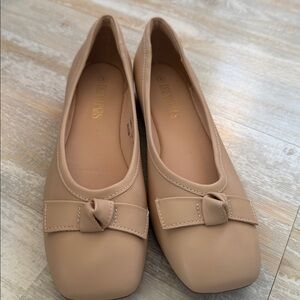 Dream Pairs Stylish Tan Ballet Flats.  Very comfortable!  New. Size 8